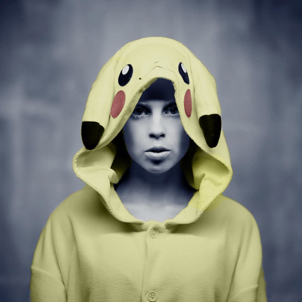 Девушка в накидке покемона