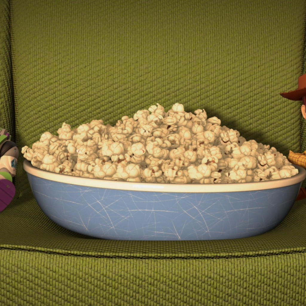 Персонажи мультфильма История игрушек кушают попкорн