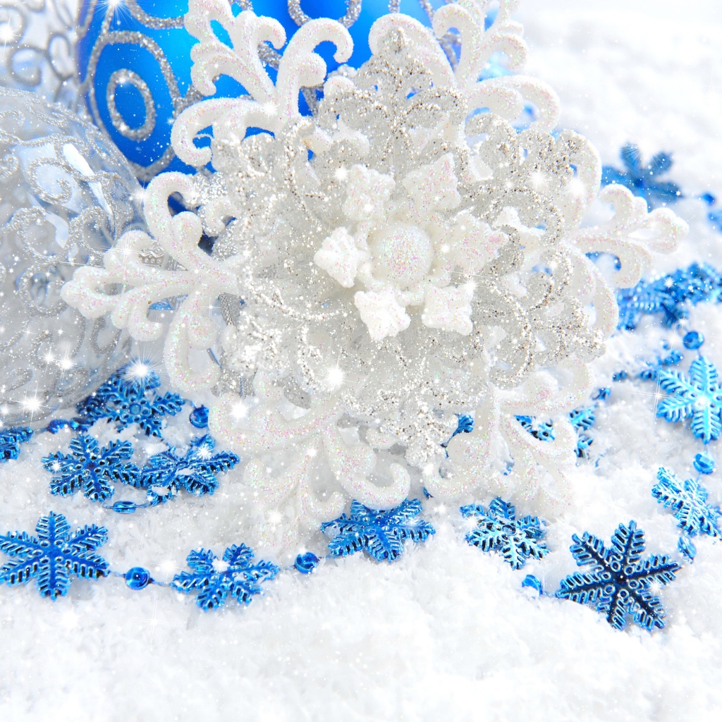 Синие и белая снежинки