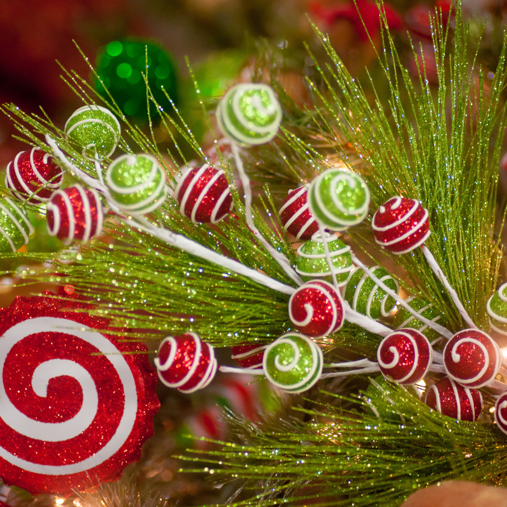 Декоративная ветка с игрушками