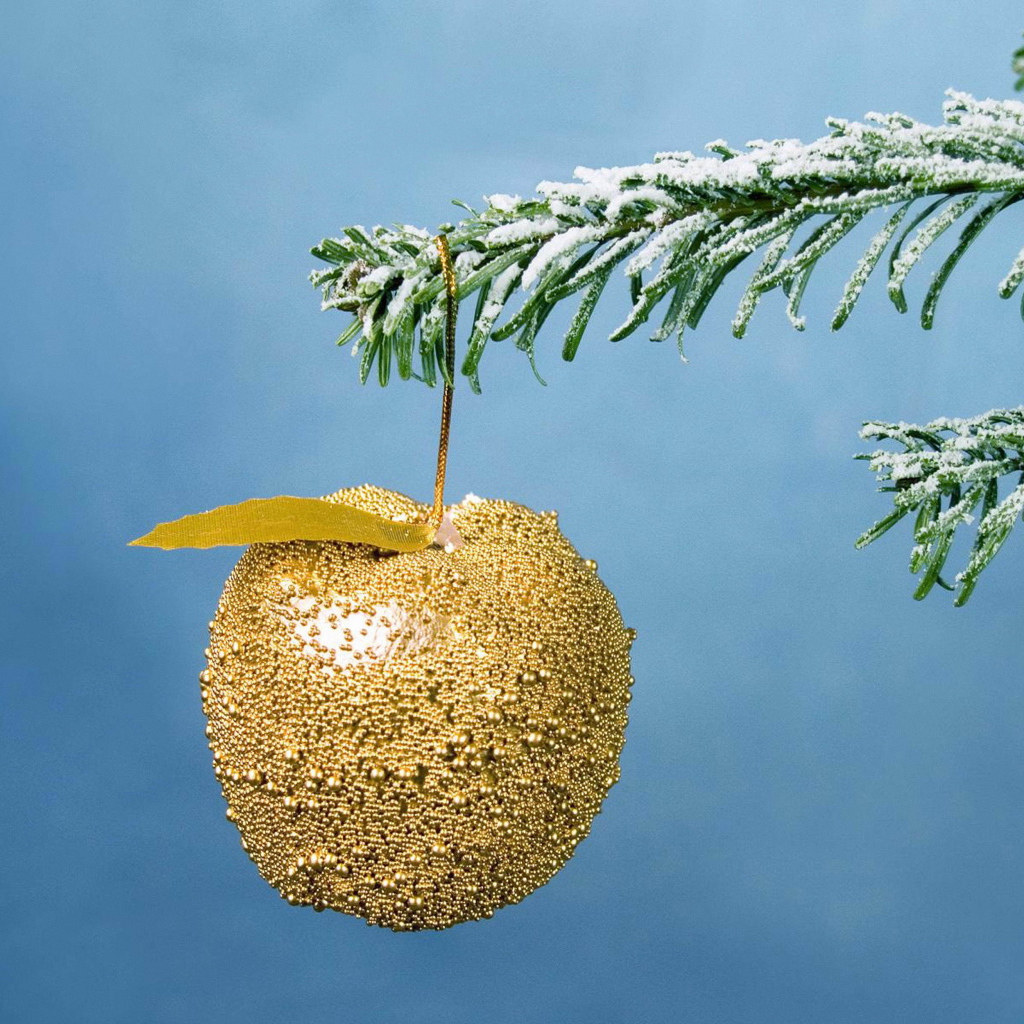 Золотое яблоко на елке