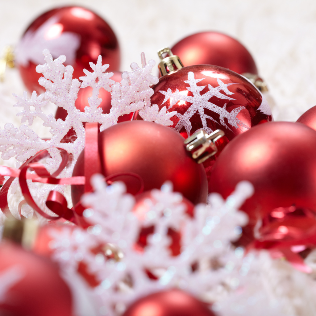 Красные шары и белые снежинки