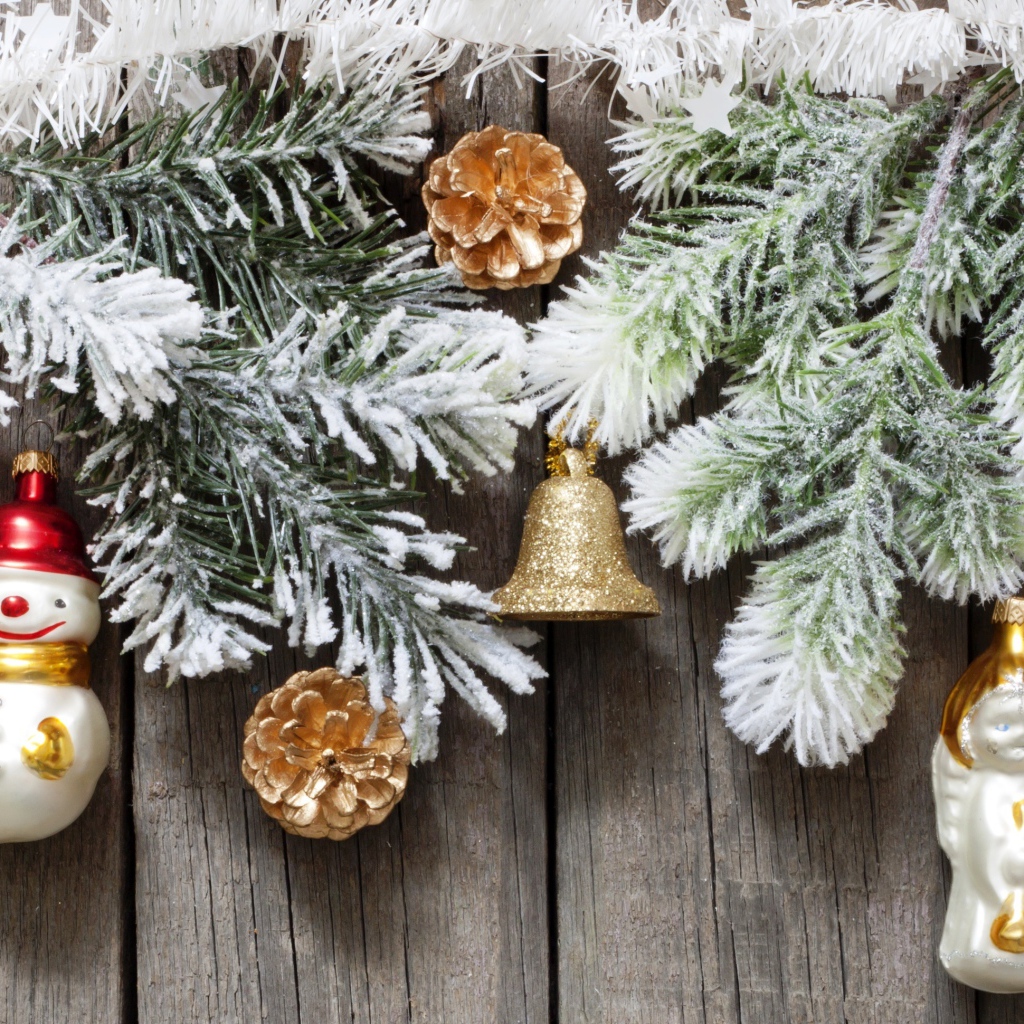 Игрушки на старом заборе