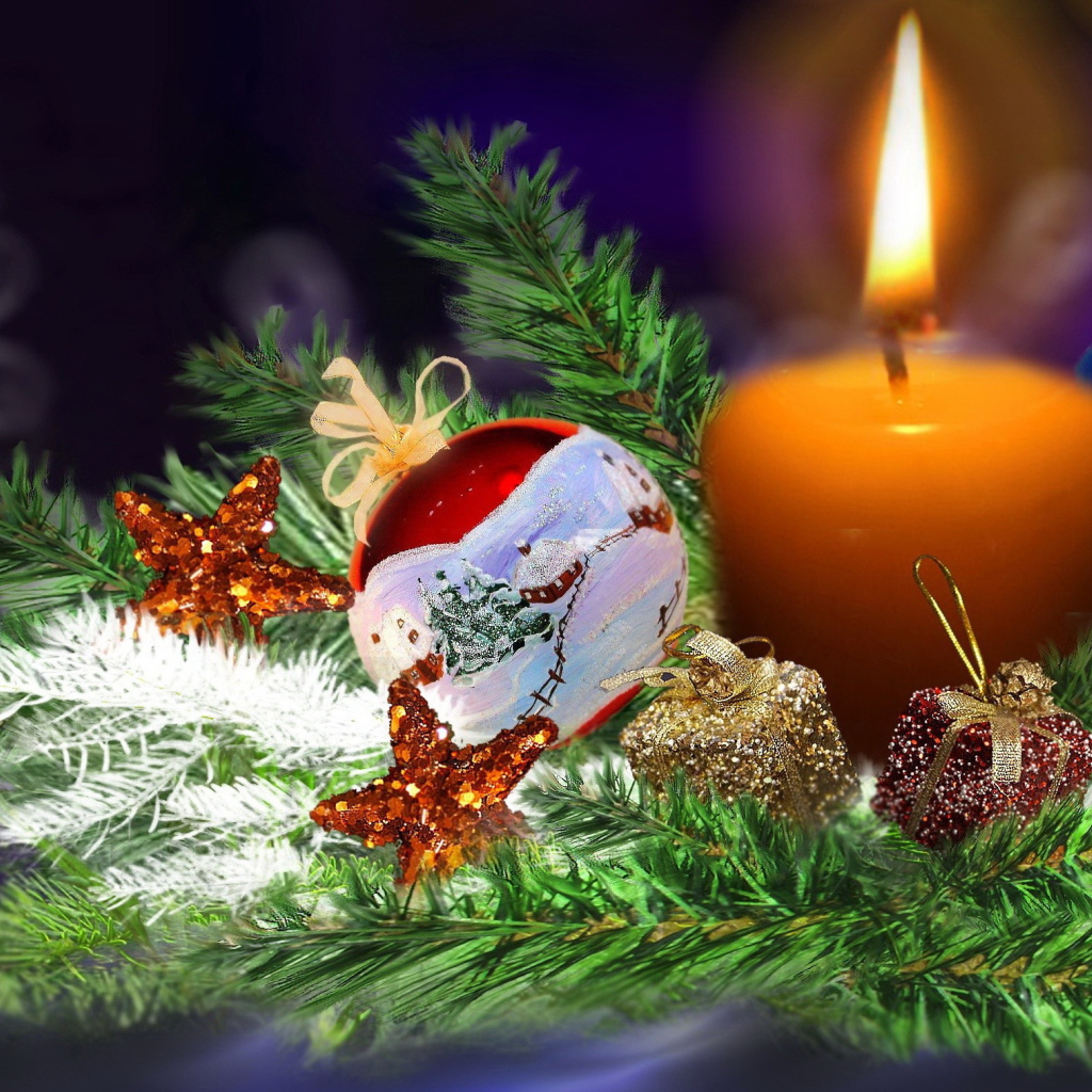 Свеча на ветке елки