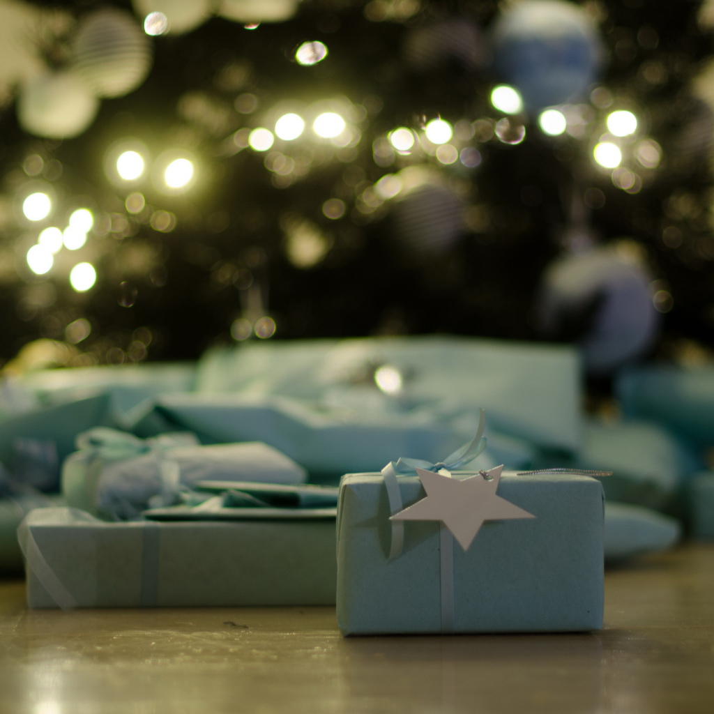 Рождественские подарки на полу