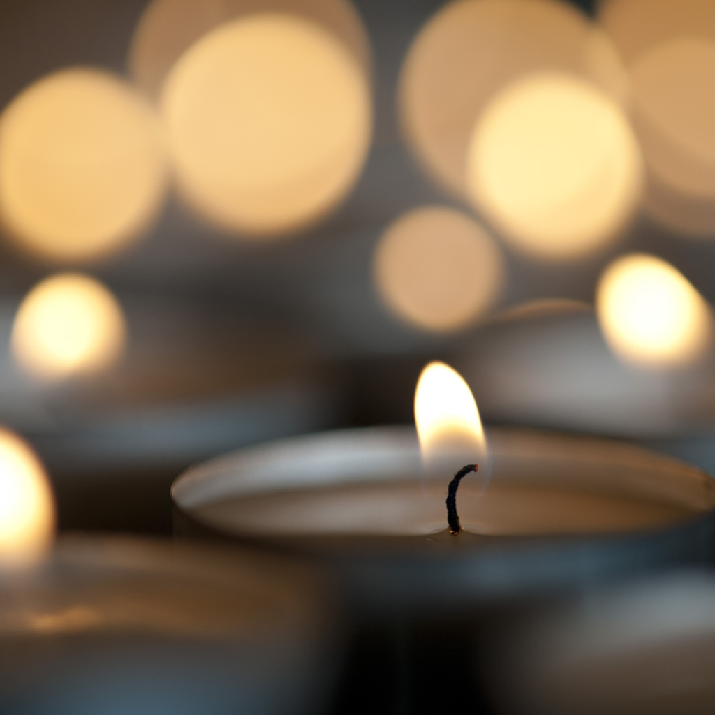 Огонь праздничных свечей