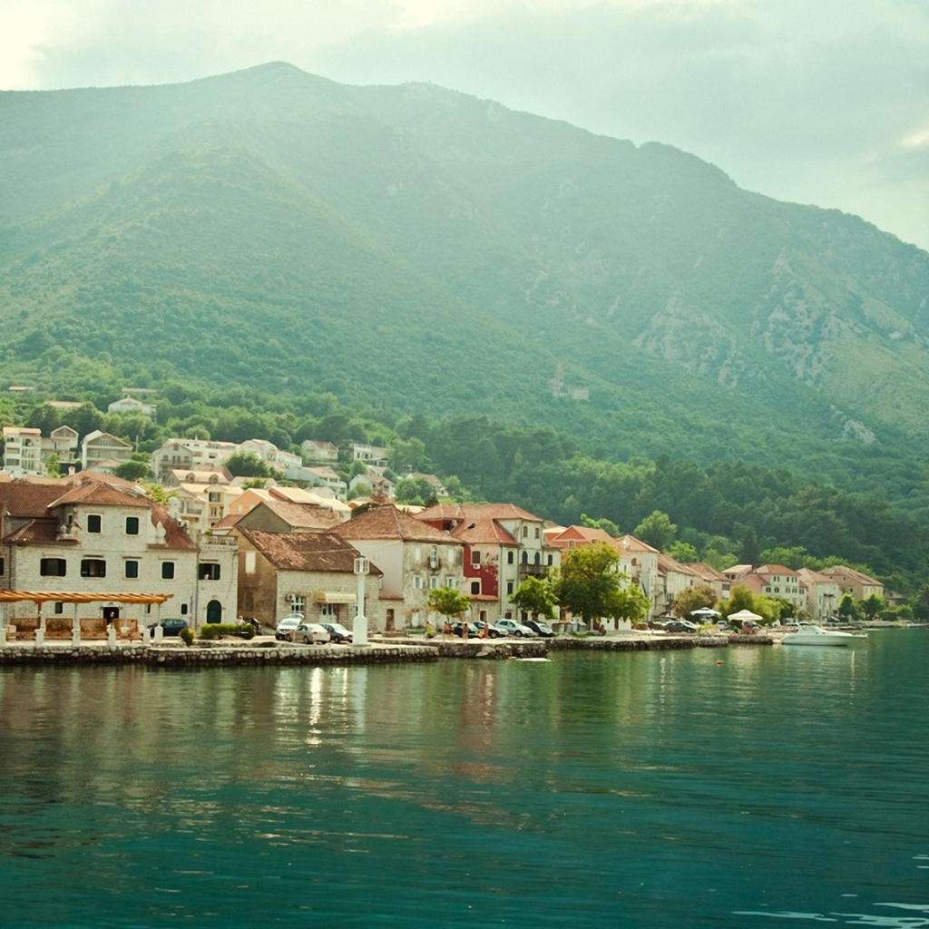 Небольшой старинный город на берегу у подножия горы