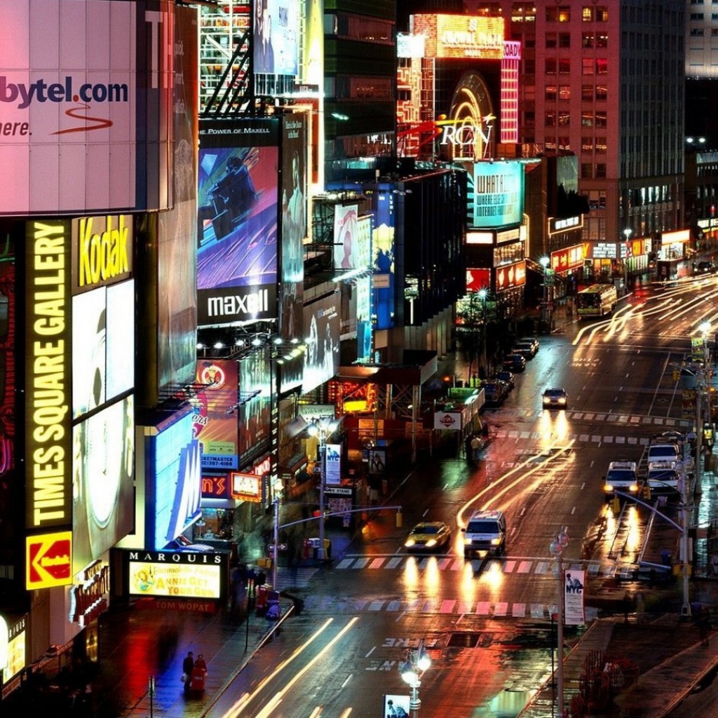 Реклама на небоскребах в большом городе