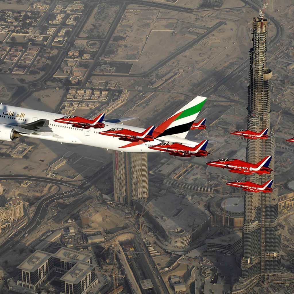 Самолеты над небоскребами в Дубаи