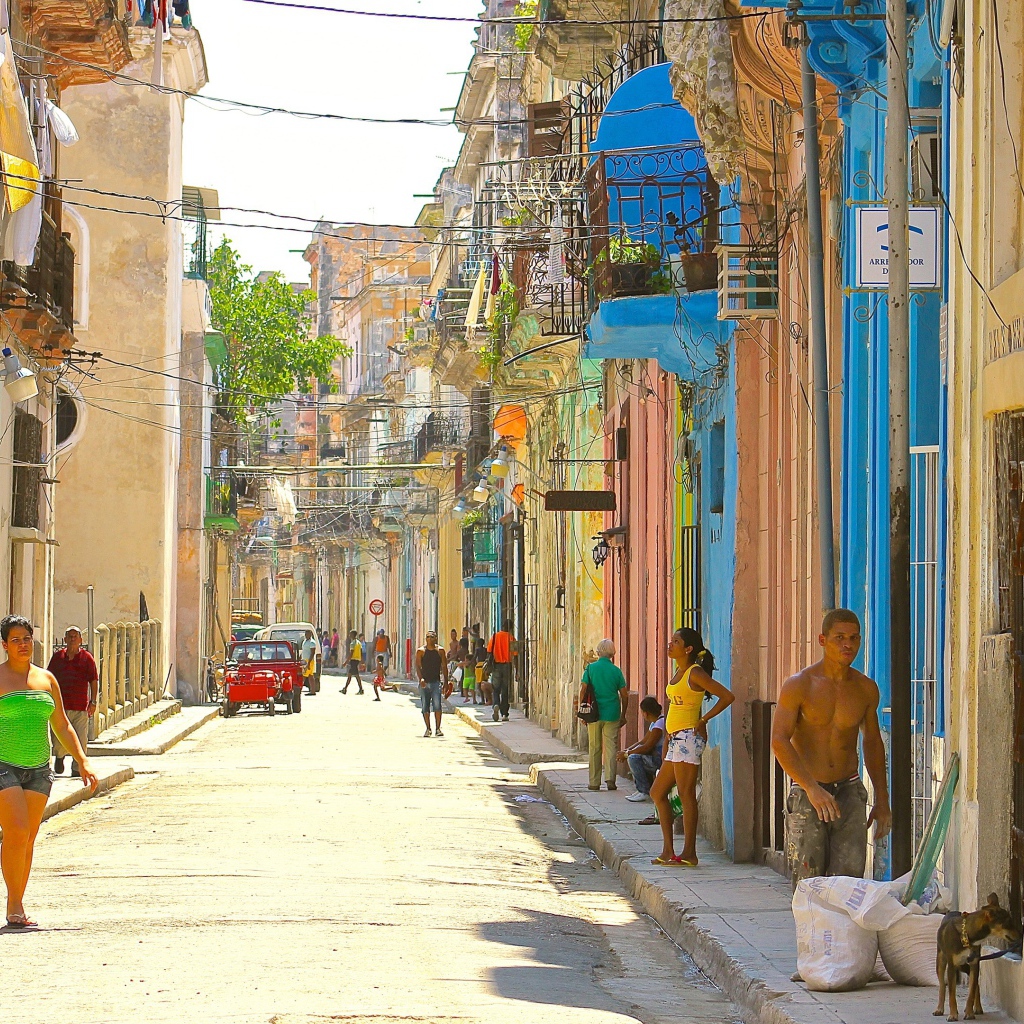Старинные дома на улице в Гаване