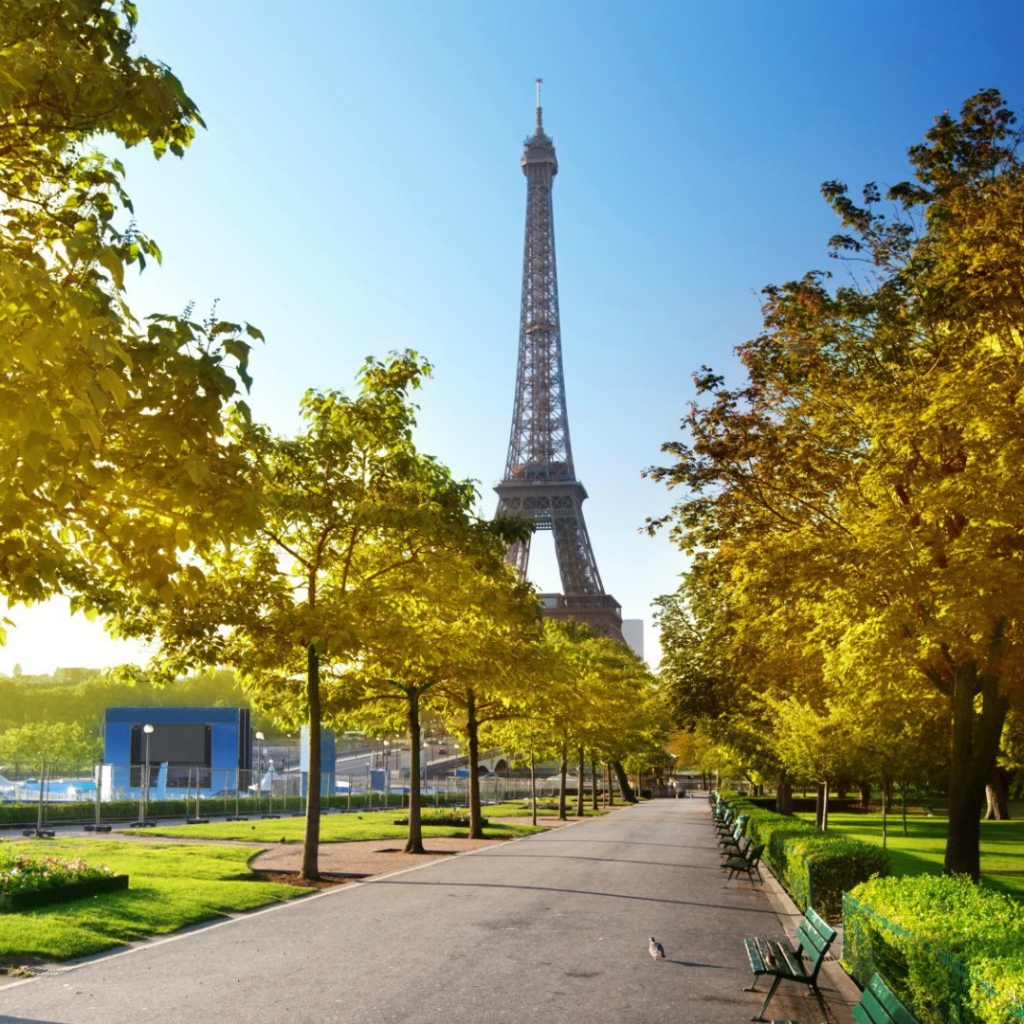 Autumn alley in Paris