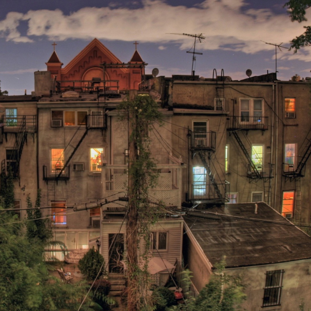 Задний дворик жилого дома