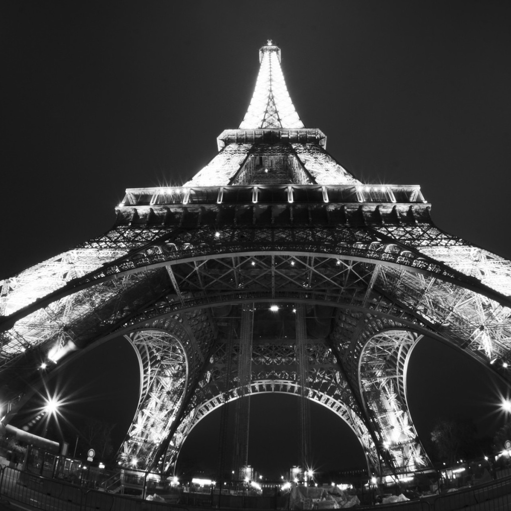 Черно белое фото Эйфелевой Башни