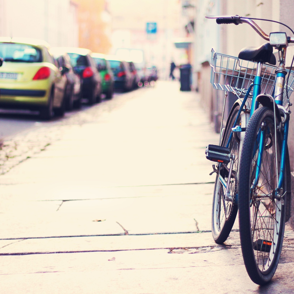 Голубой велосипед у стены