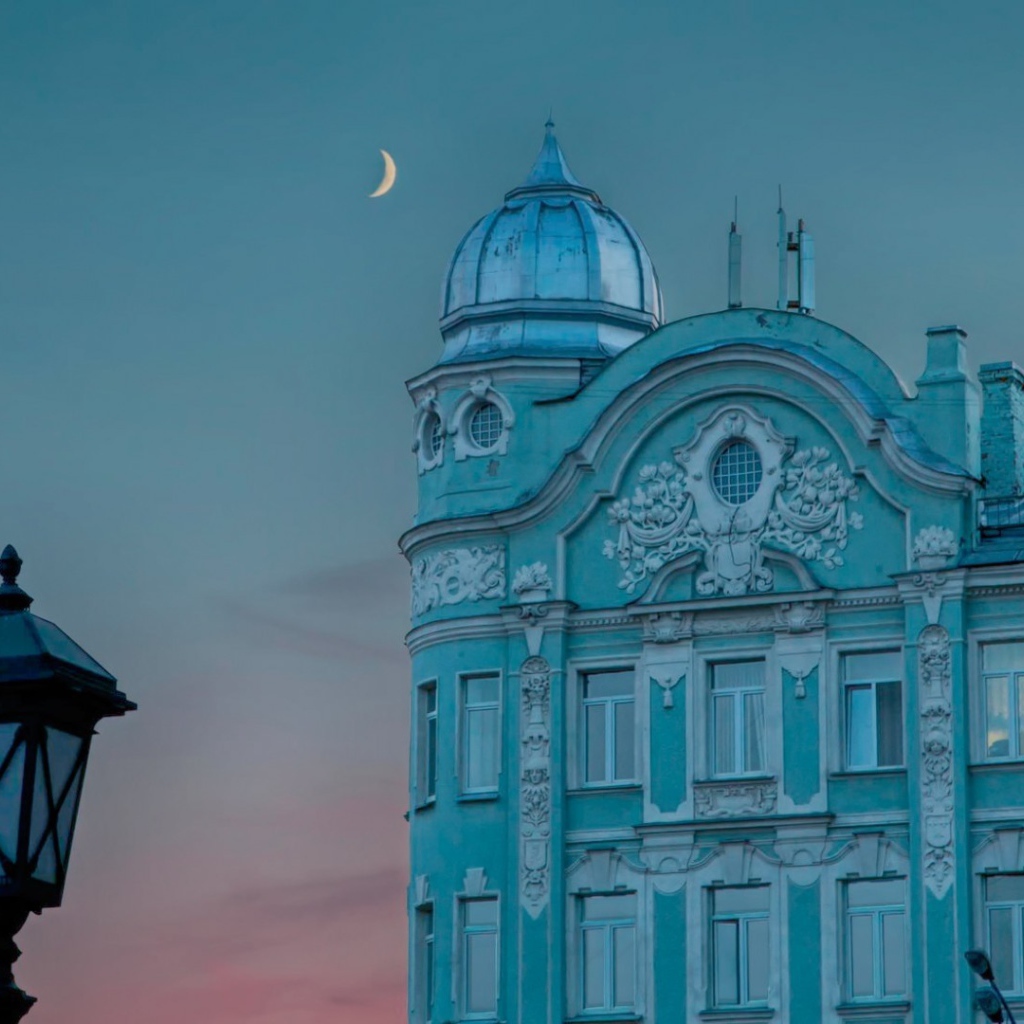 Голубое здание на фоне вечернего неба