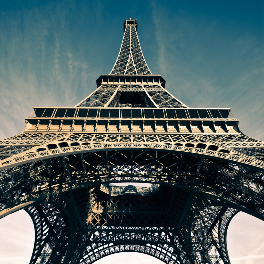 Вид снизу на Эйфелеву башню