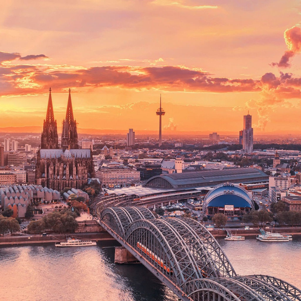 Мосты в городе на закате, Германия