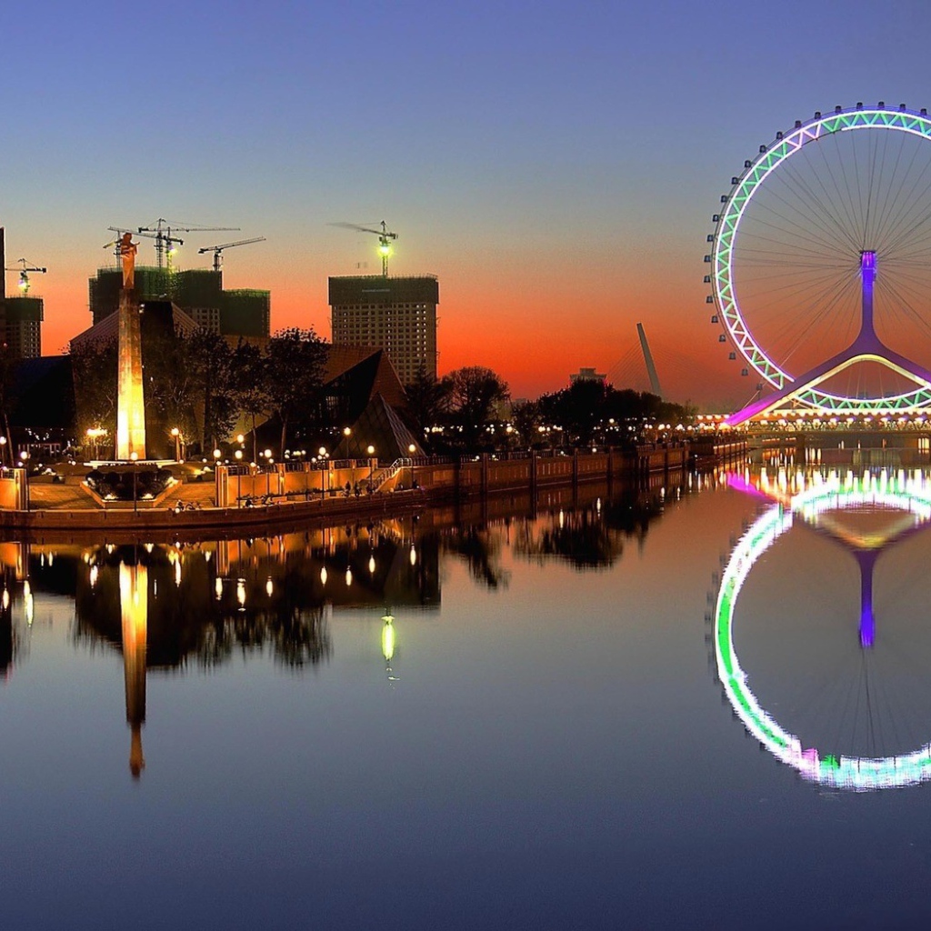 Яркое колесо обозрения в китайском городе