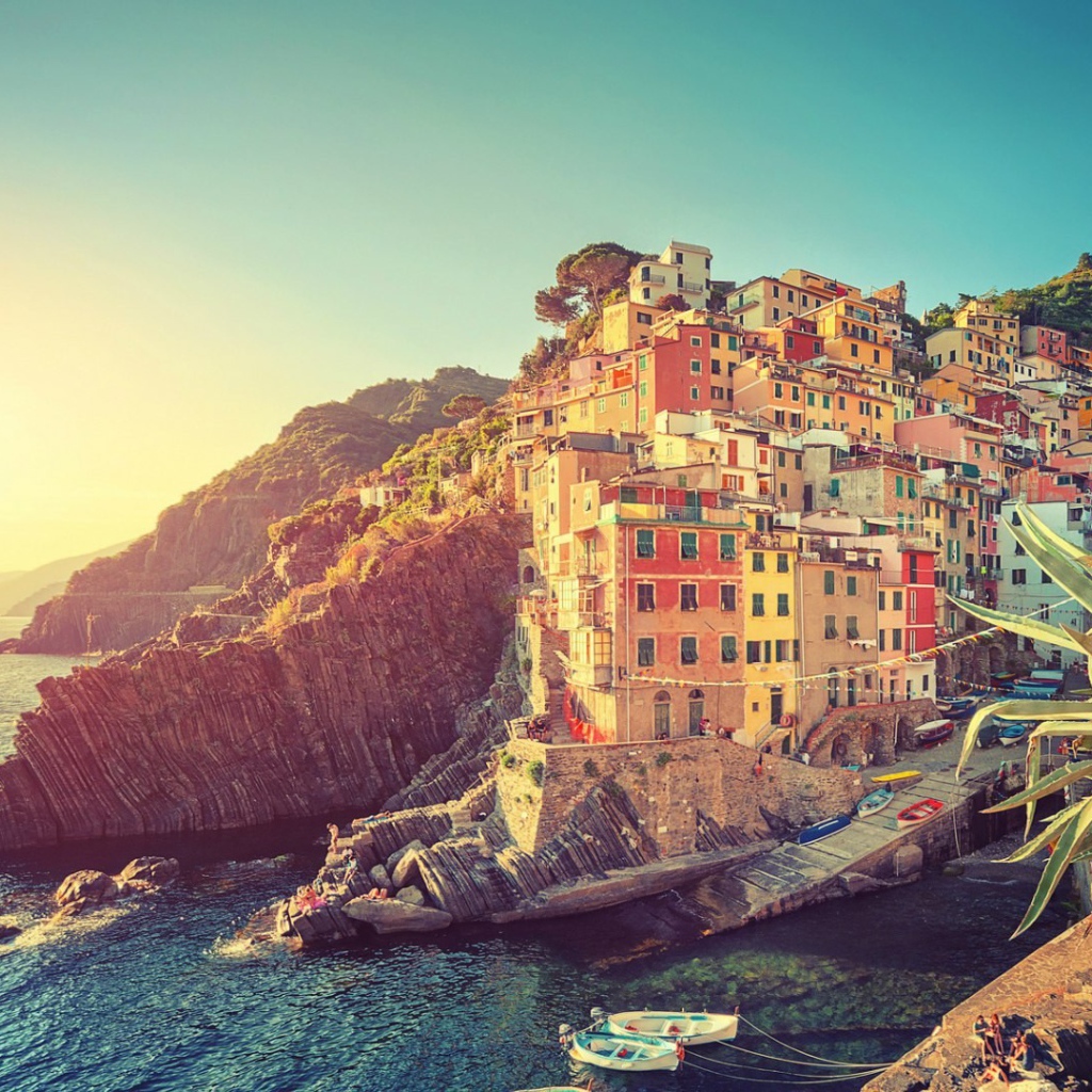 Яркий городок на Лазурном берегу