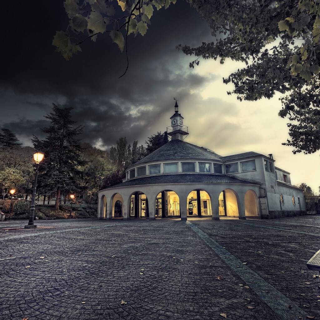 Здание с башней в парке