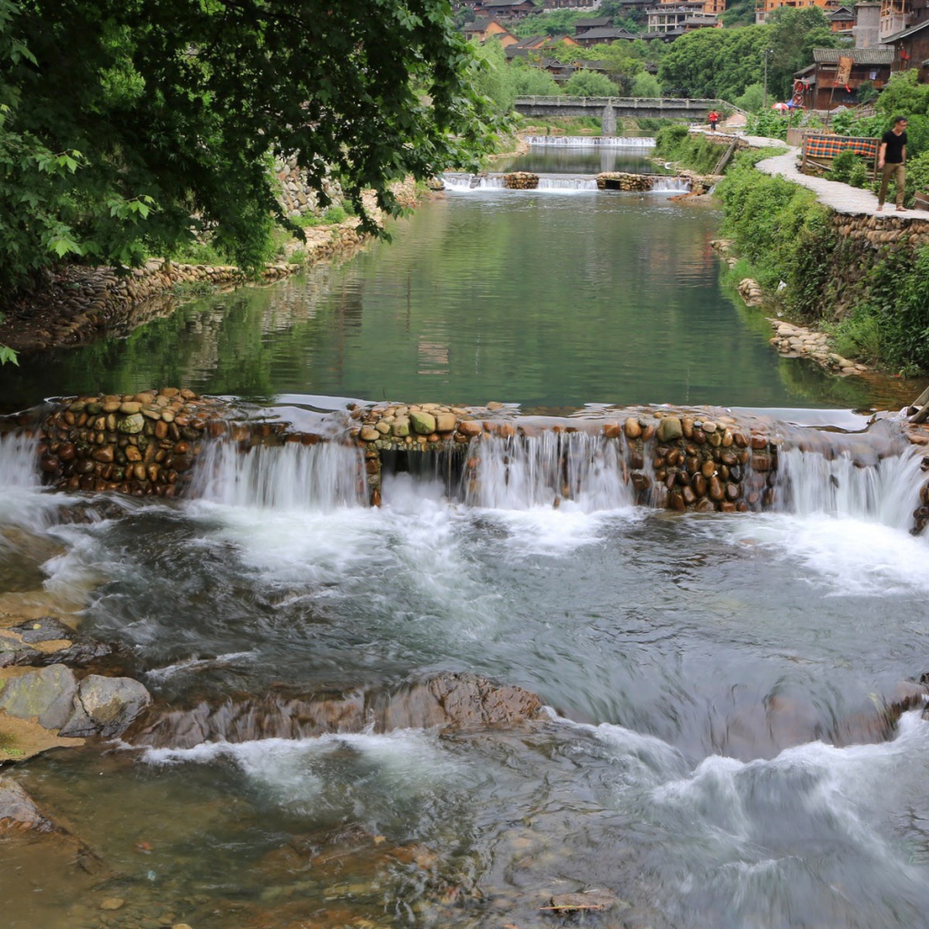 Спокойная река в городе