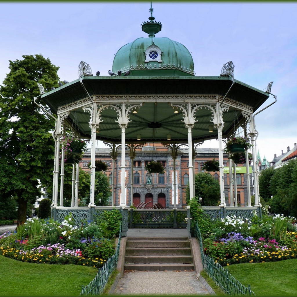 Резная деревянная беседка в парке