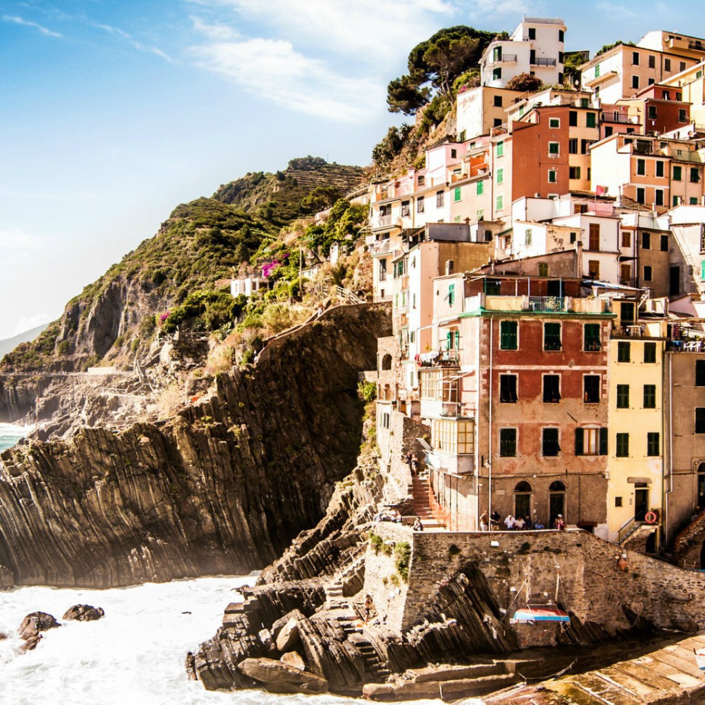 Город на берегу моря Риомаджоре, Италия