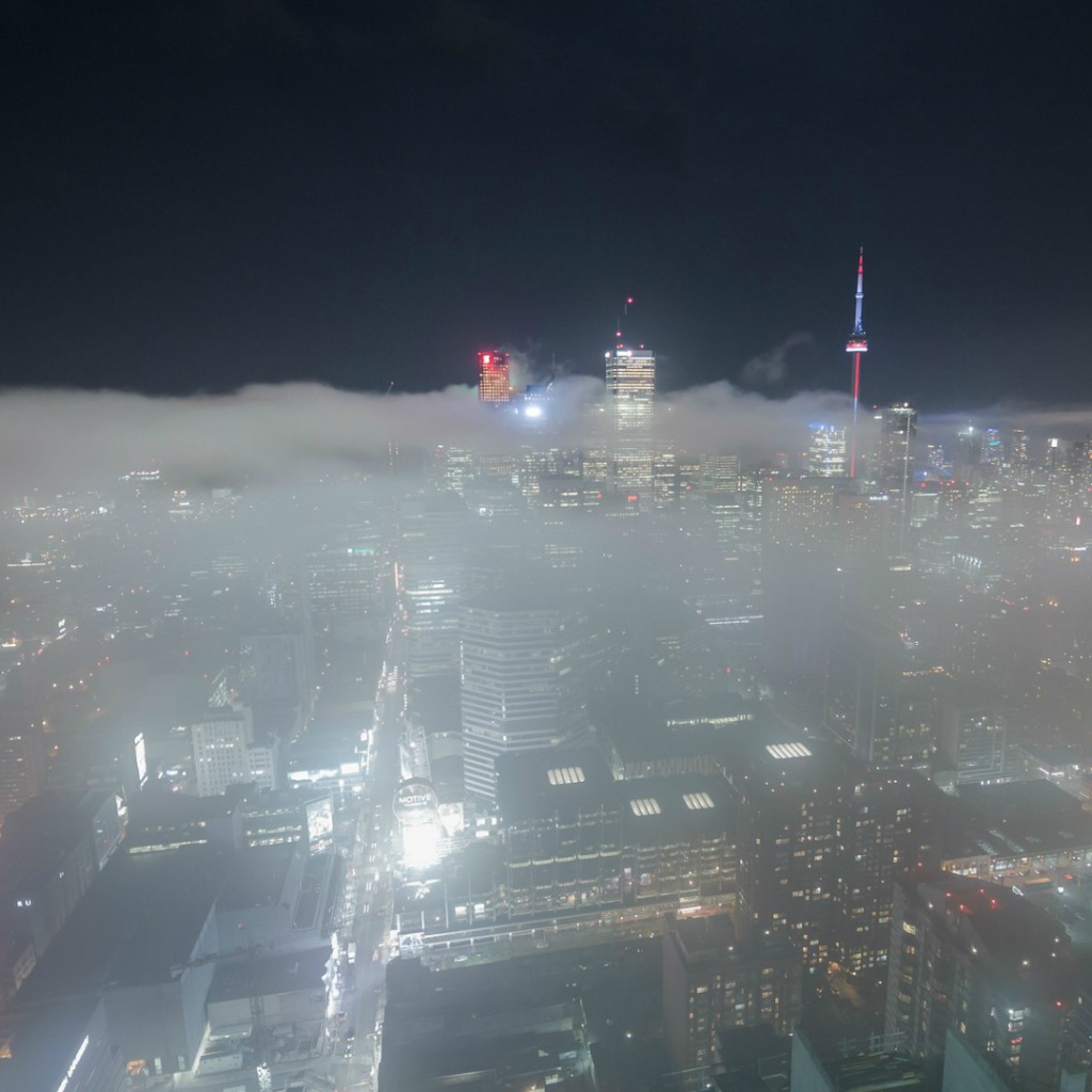 Город Торонто в тумане