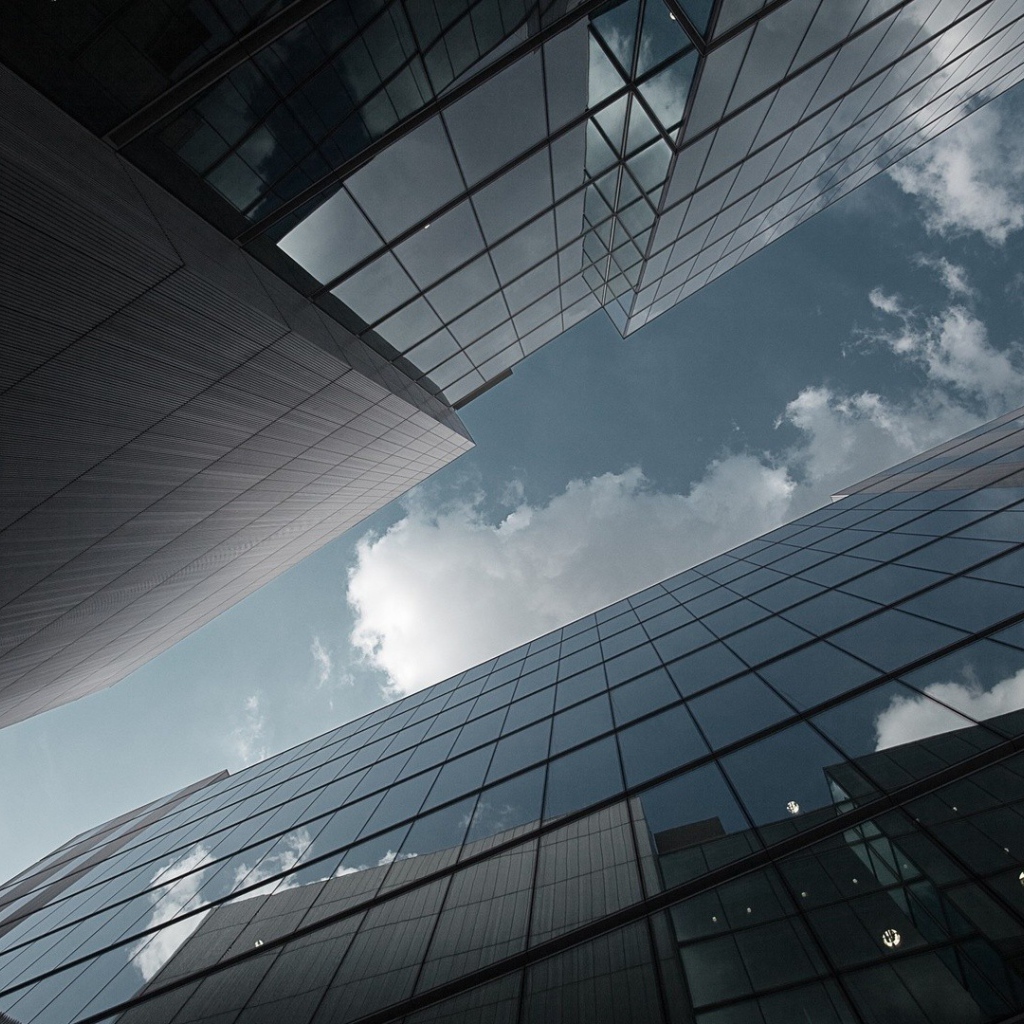 Облака отражаются в небоскребах