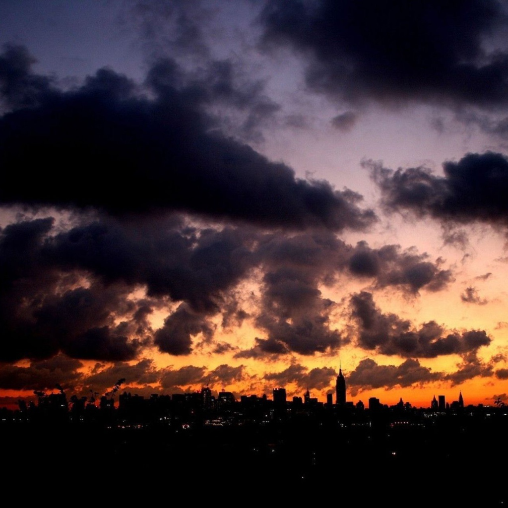 Темные облака над городом