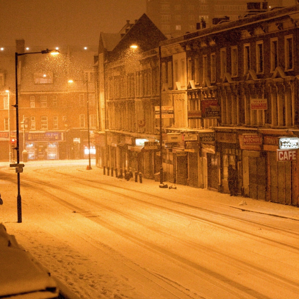 Пустынная зимняя улица в американском городе