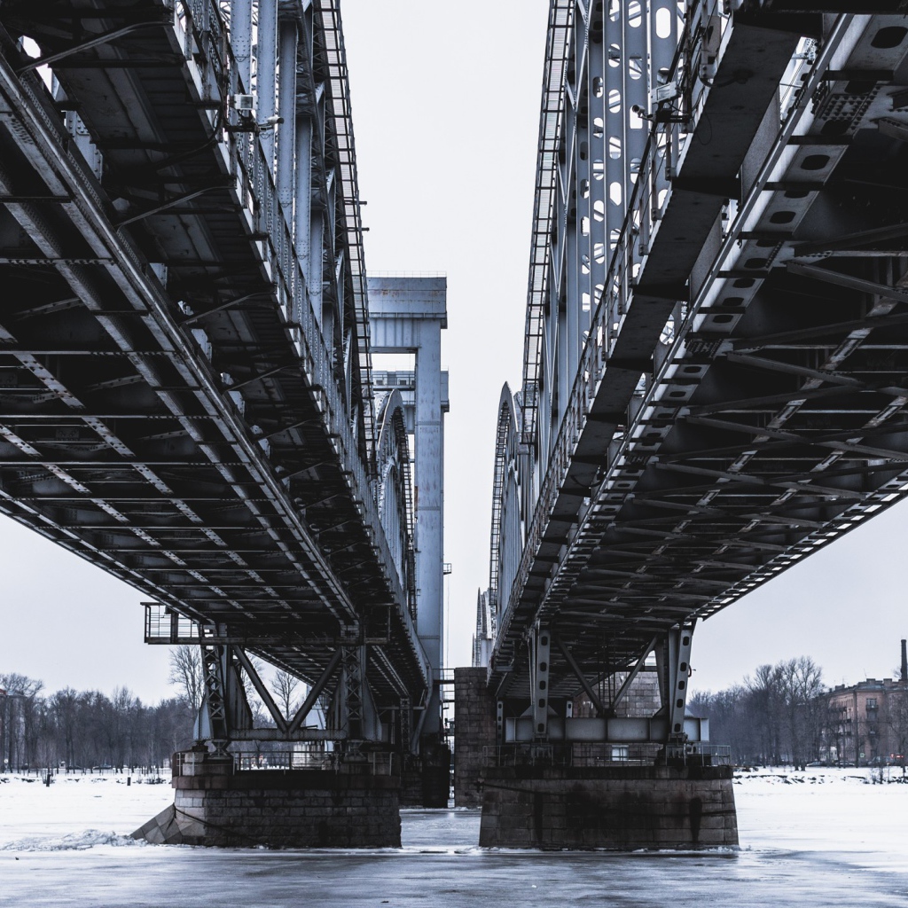 Двойной мост через реку в городе