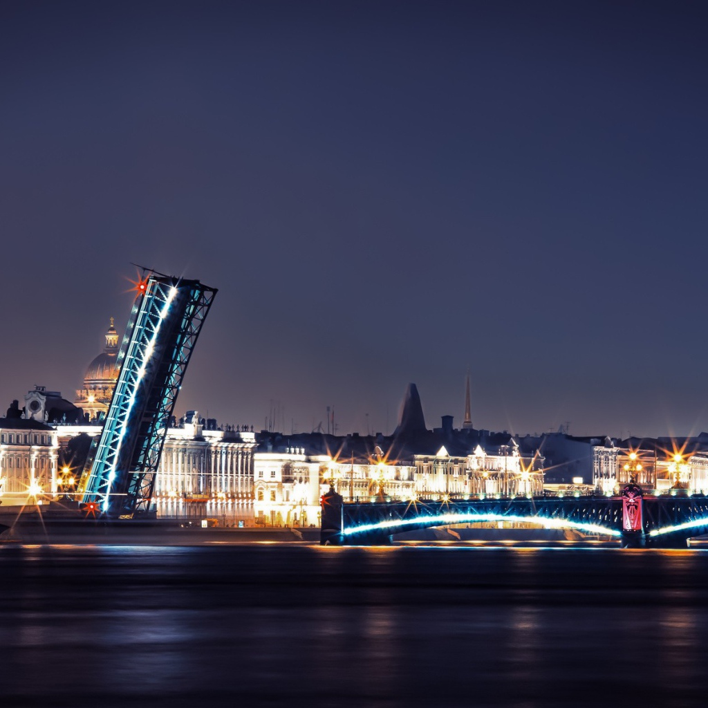 Разводной мост в ночном Санкт-Петербурге