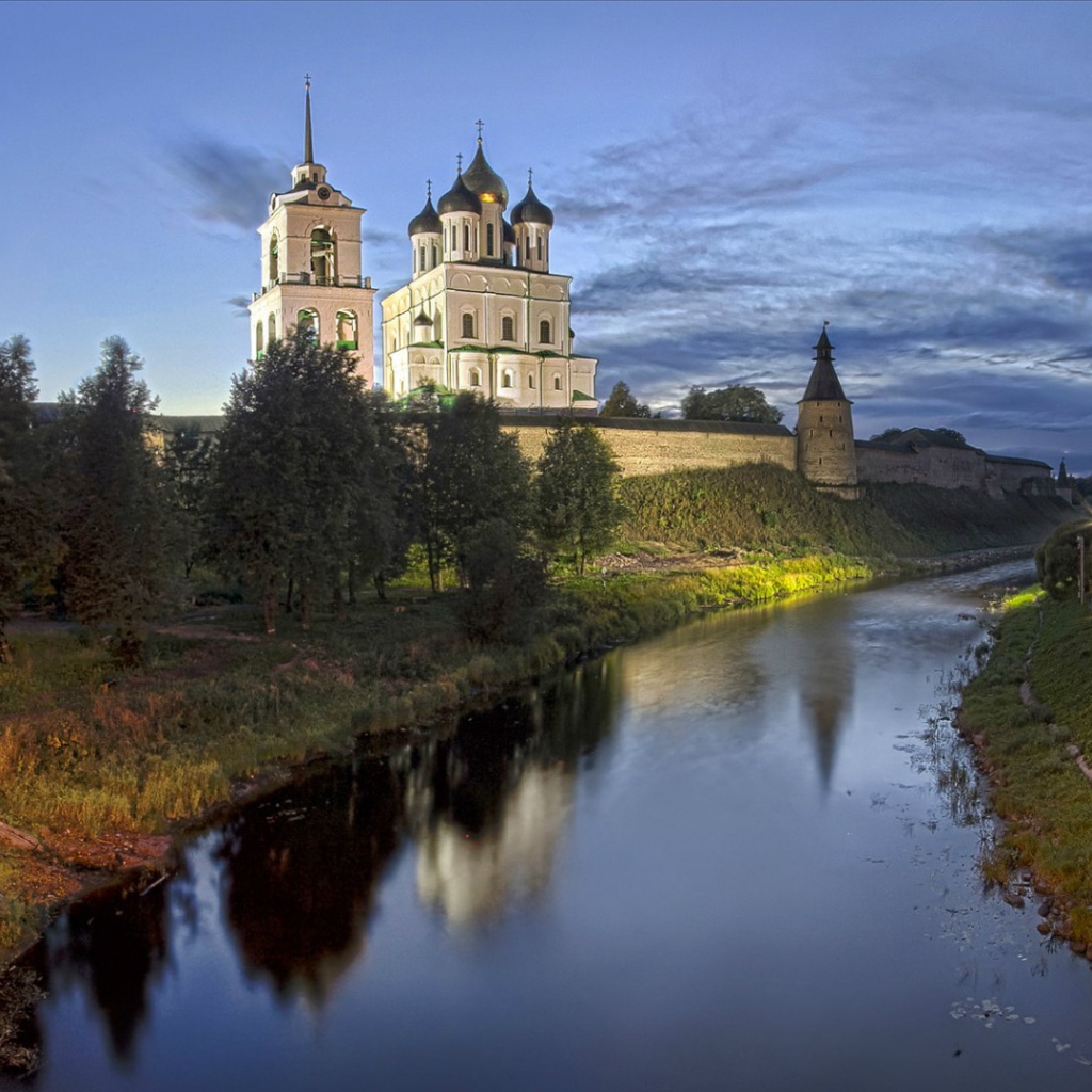 Вечерний город Псков
