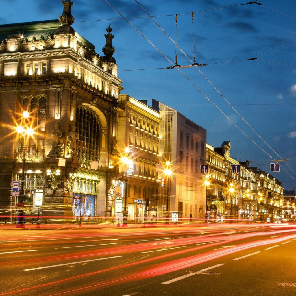 Вечерние огни на улице Санкт-Петербурга