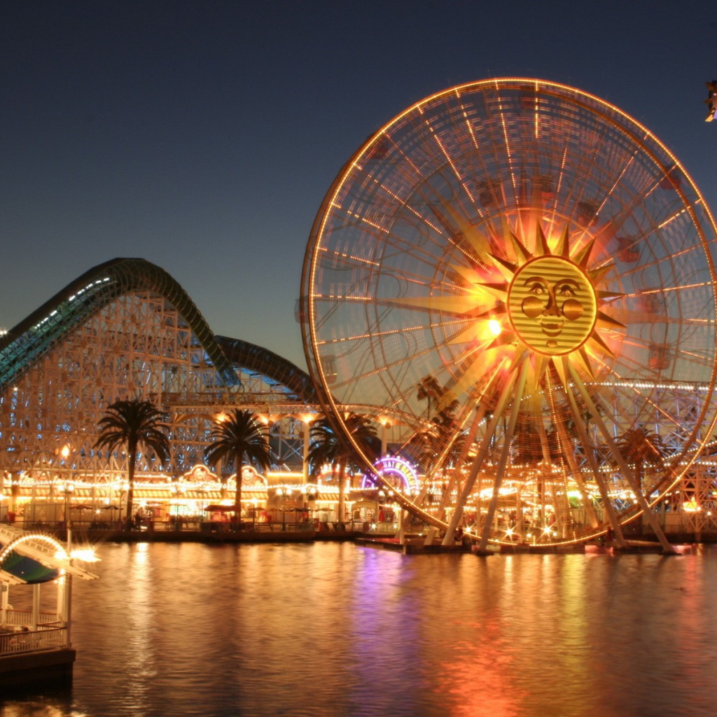 Колесо обозрения в парке развлечений