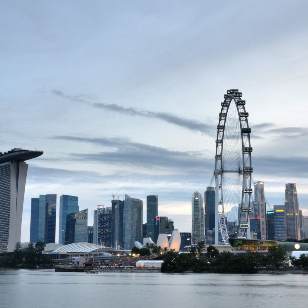 Колесо обозрения на фоне города в Сингапуре