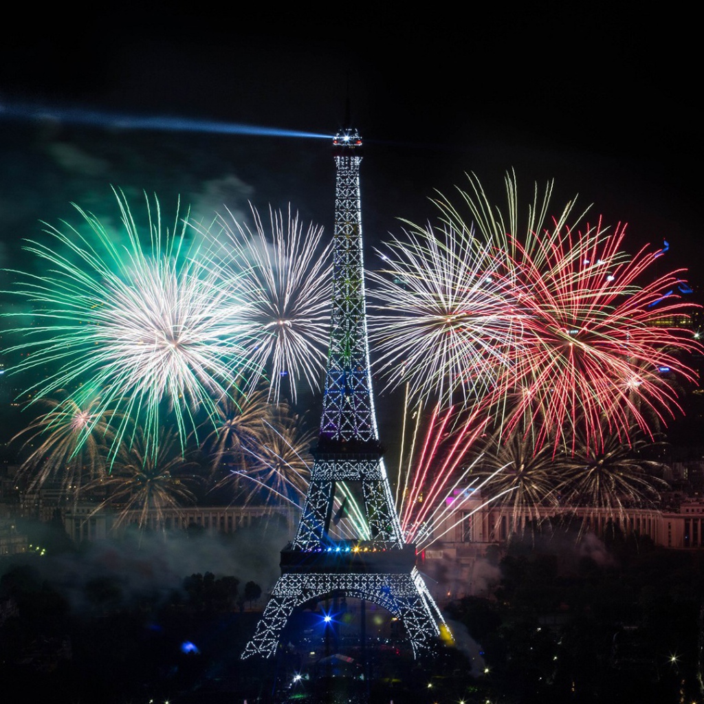 Праздничный фейерверк в Париже