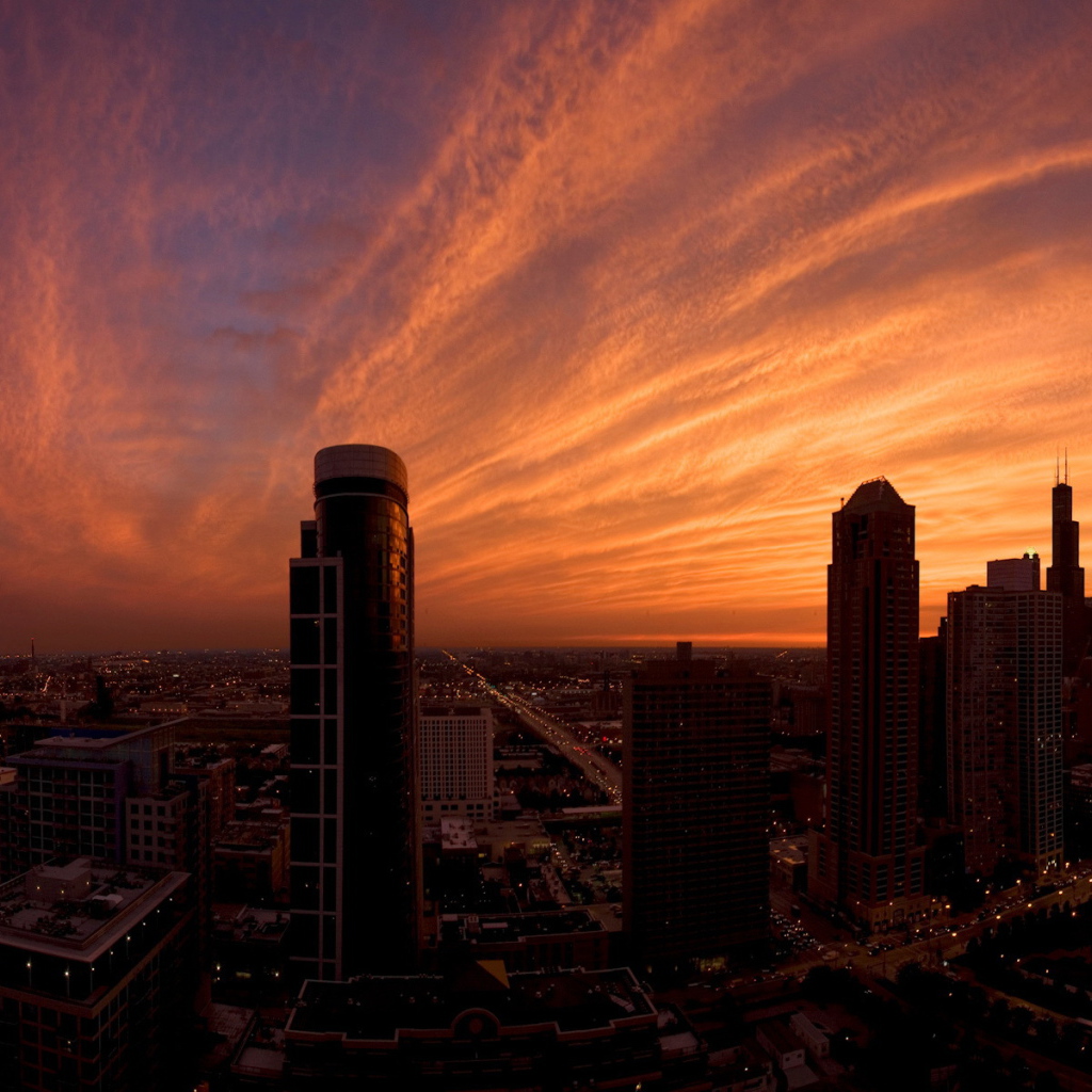 Светящиеся облака над городом