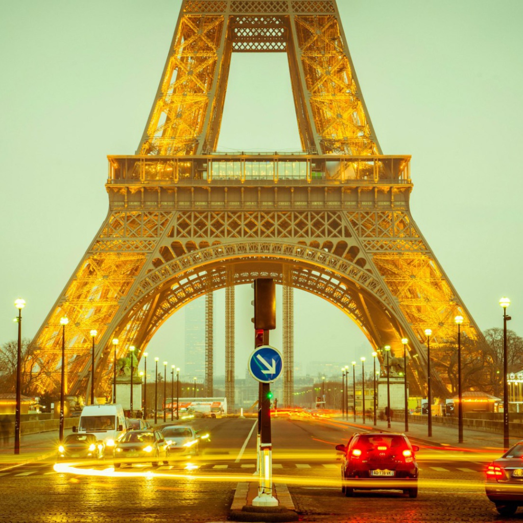 Золотая Эйфелева башня в Париже