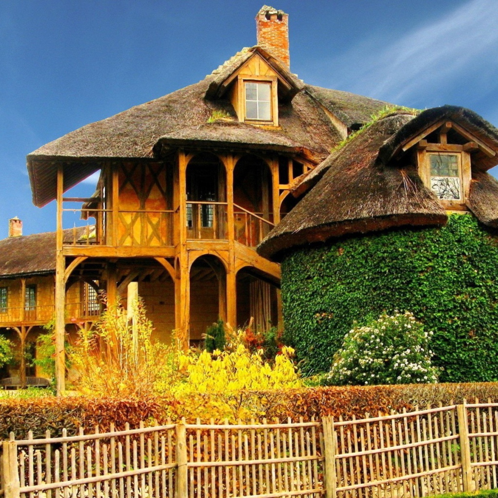 Зеленая беседка у деревянного дома