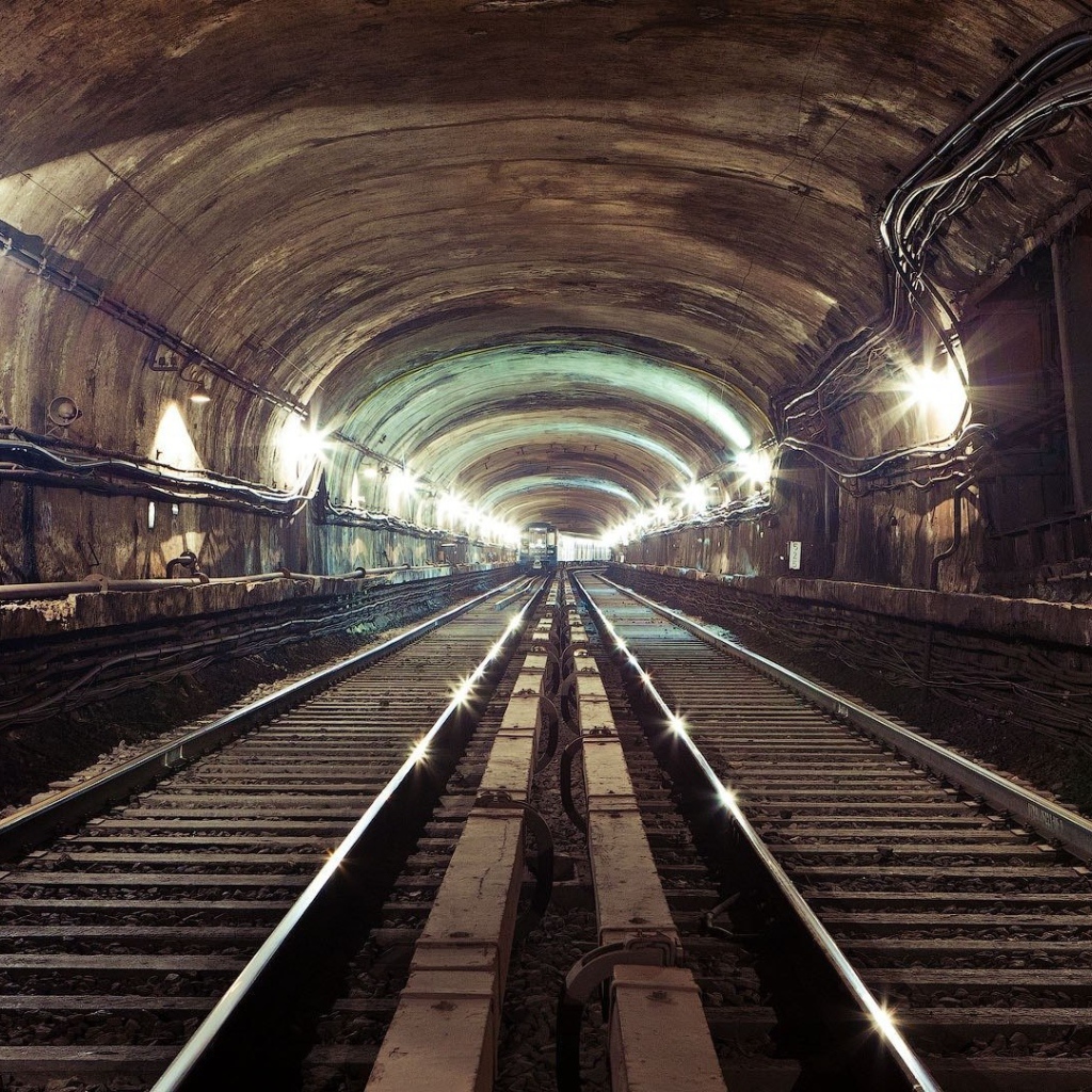 Внутри тоннеля московского метро