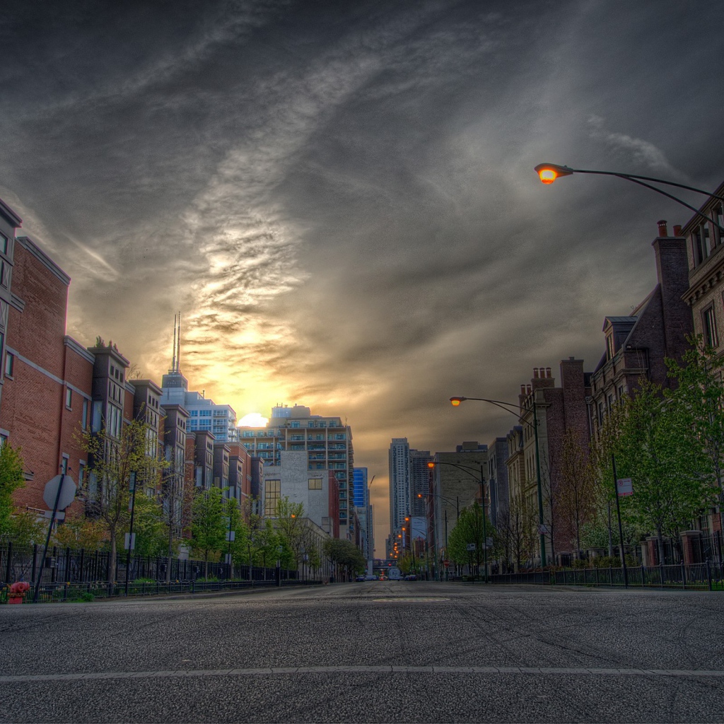 Совершенно пустая городская улица