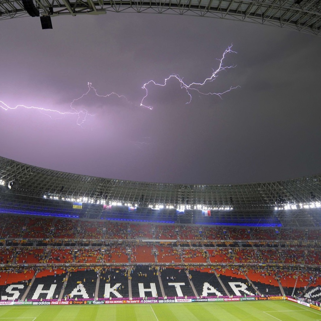 Молния над Донбасс ареной в Донецке
