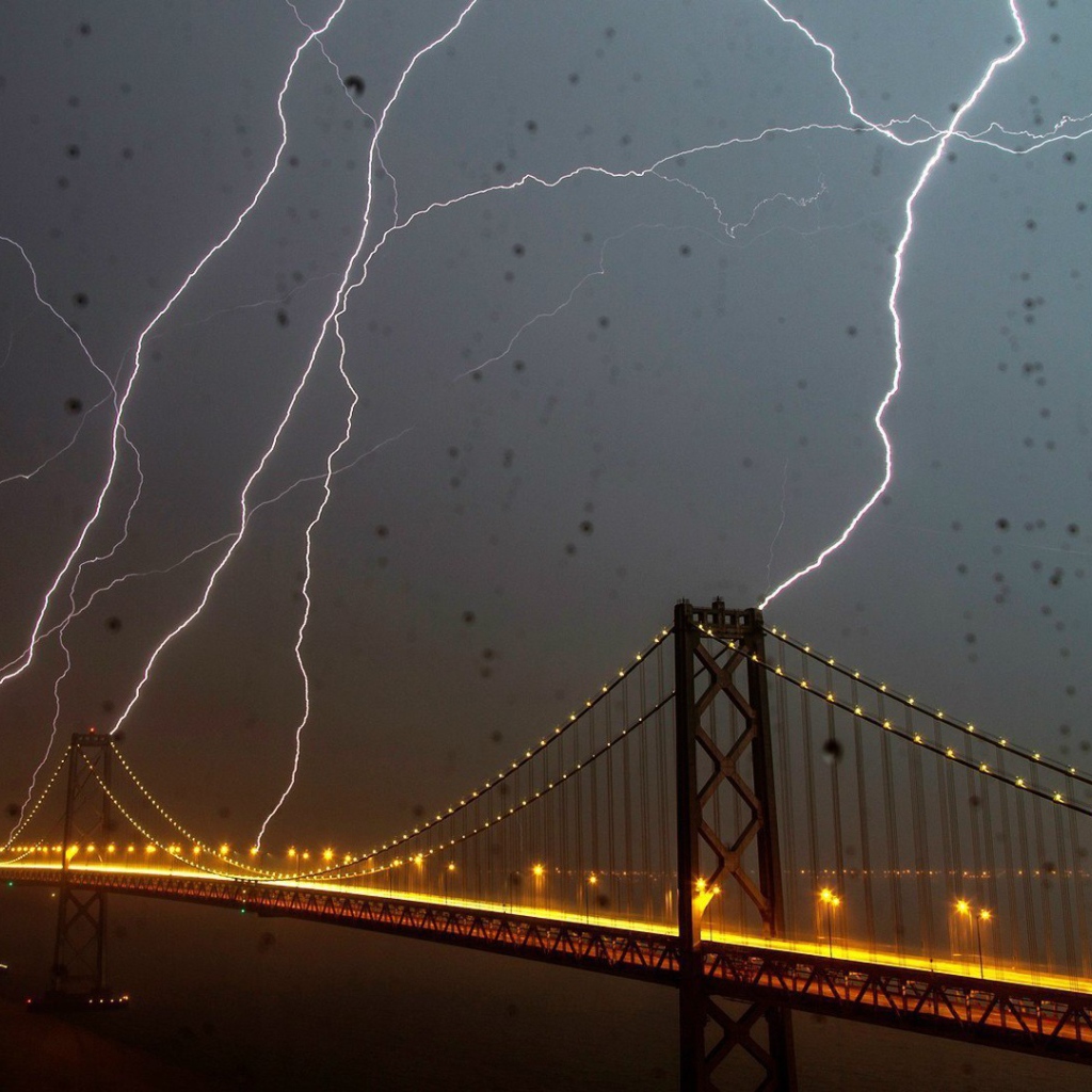 Молния поражает мост Бэй-Бридж в Сан-Франциско