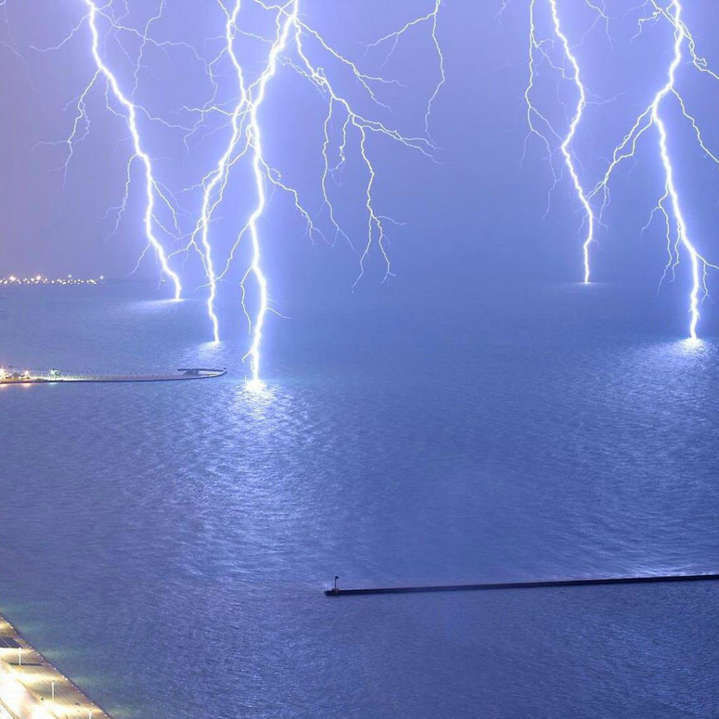Молнии бьют в озеро Мичиган, возле Чикаго