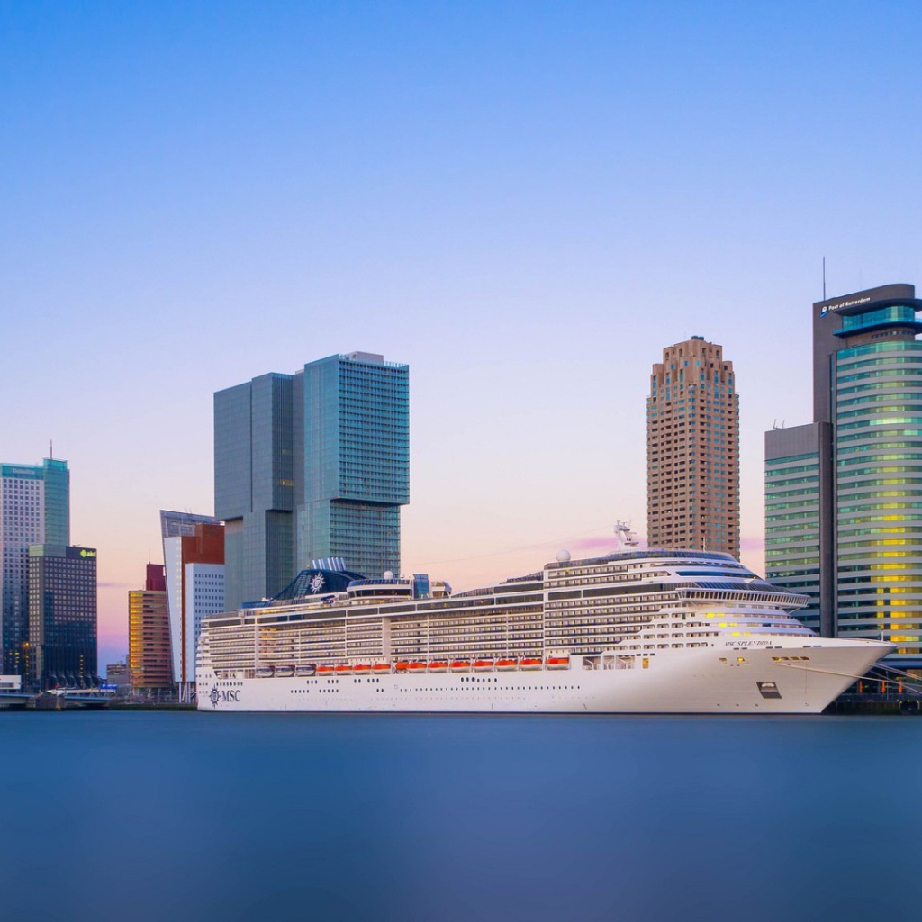 Лайнер на фоне небоскребов в Роттердаме