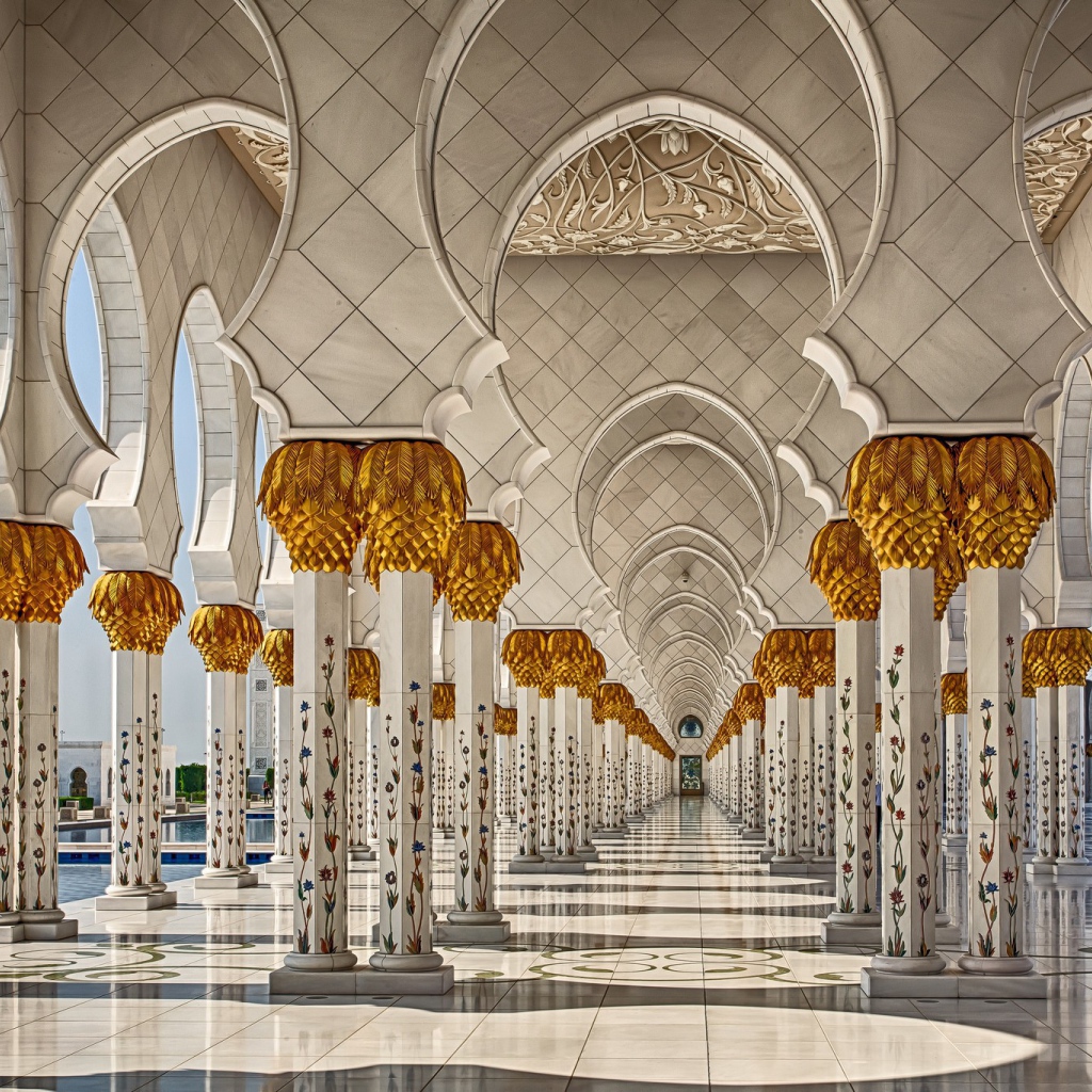 Роскошная мраморная колоннада в Арабских Эмиратах