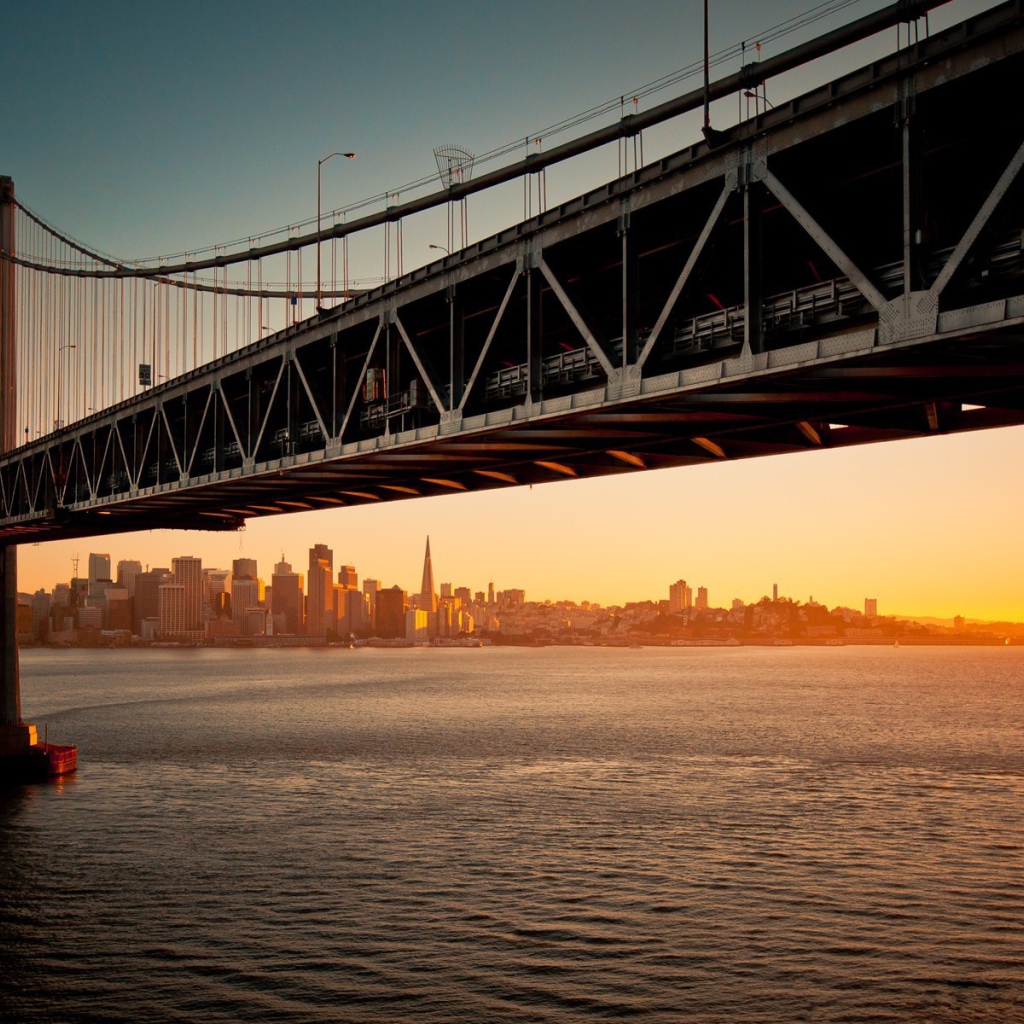 Многоарочный мост на фоне города