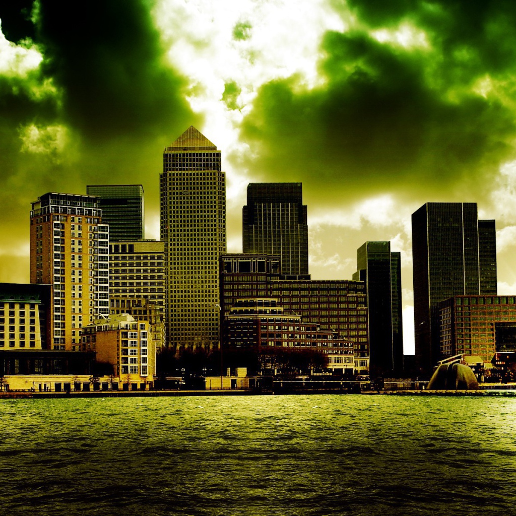 Мегаполис под зелеными облаками